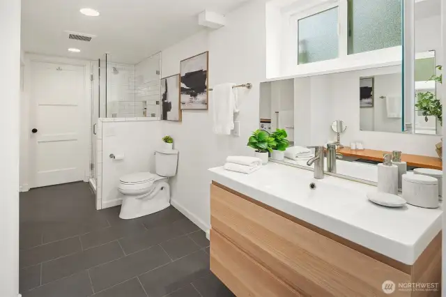 Lower floor 3/4 bathroom
