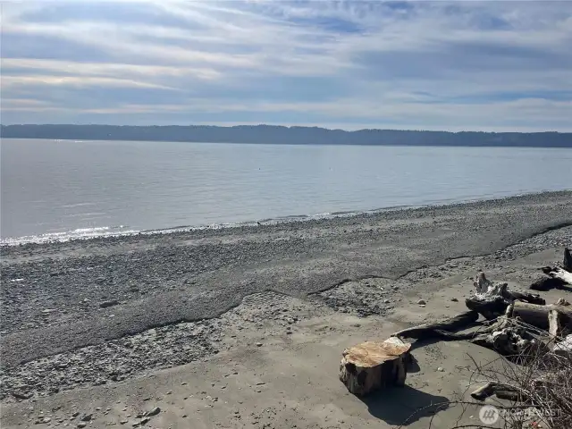The beaches in H Division are excellent! Enjoy incredible Southerly views of Everett, Mukilteo, the ferry traffic, Whidbey Island & amazing sunsets.