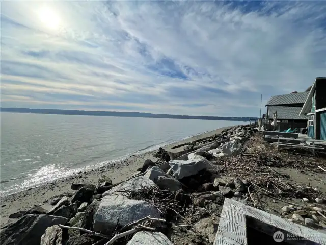 The beaches in H Division are excellent! Enjoy incredible Southerly views of Everett, Mukilteo, the ferry traffic, Whidbey Island & amazing sunsets.