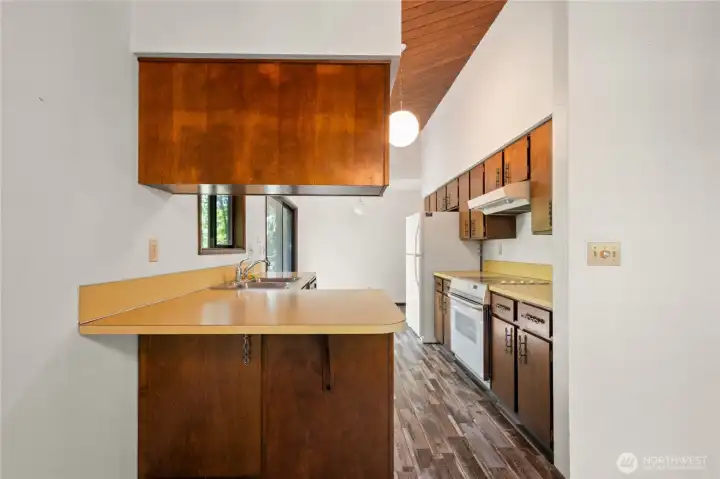 Kitchen & Eating Bar