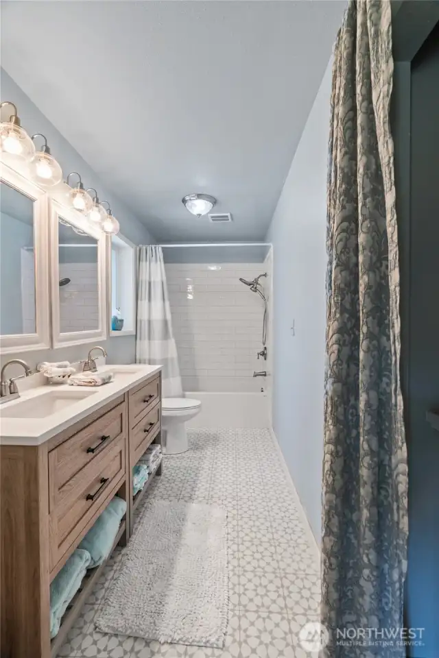 Ensuite bath, linen storage on right side