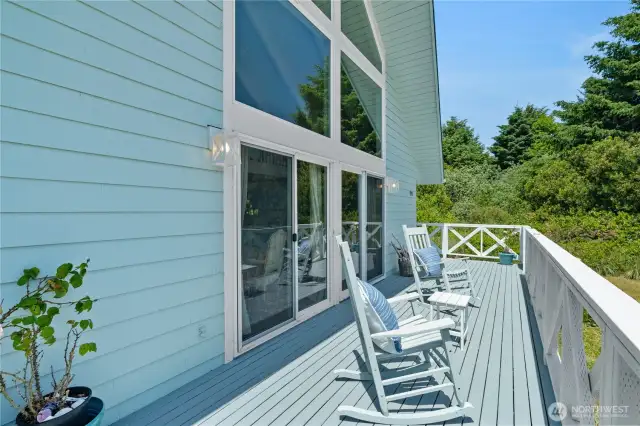 Front sitting porch/wrap around deck