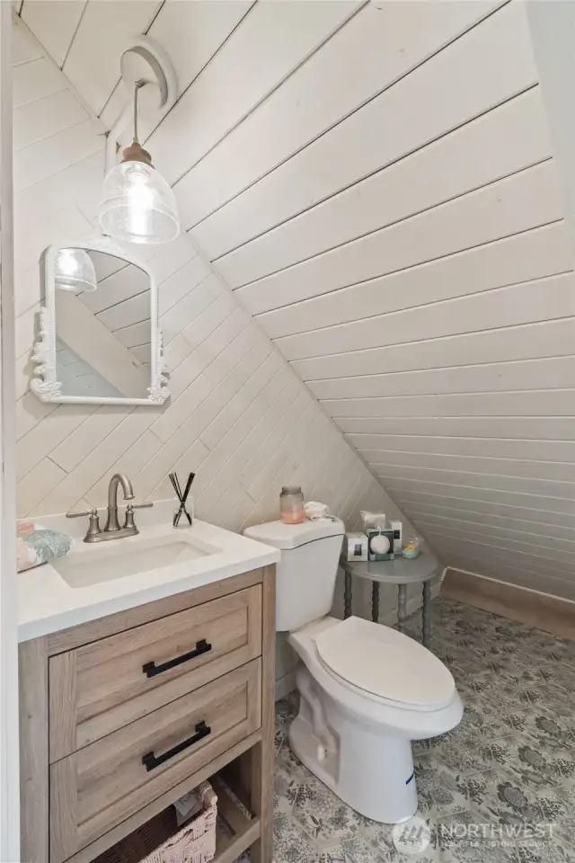 Upper ensuite bath