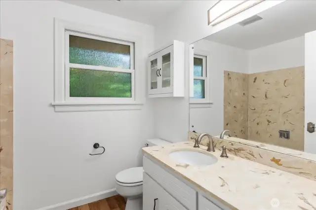Upstairs main full bath