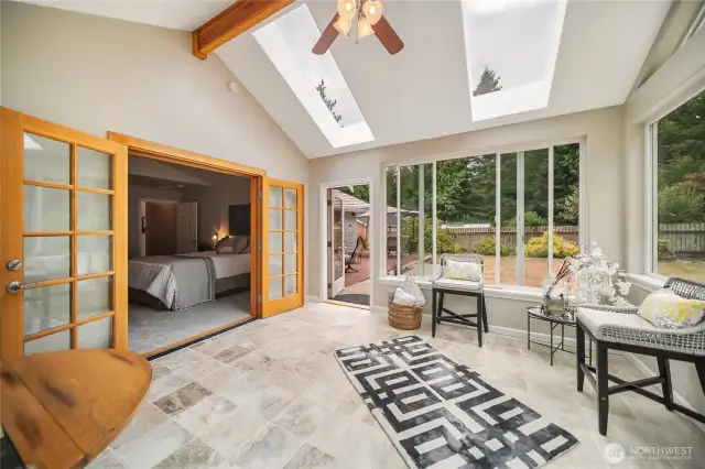 What a welcoming room!!