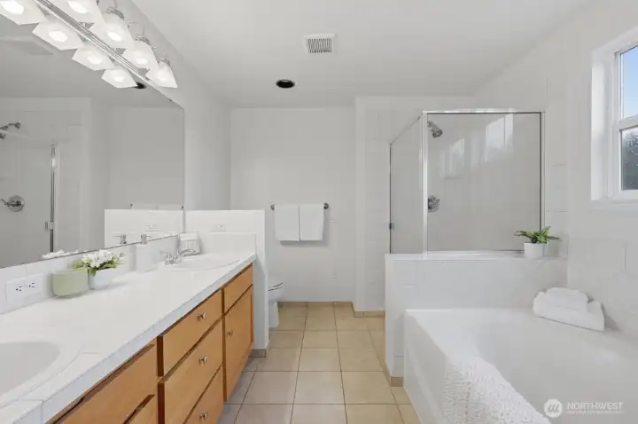 Primary 5 piece en-suite with soaking tub