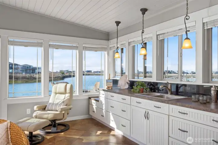 This built in cabinetry/bar area offers so many entertaining options... plus those VIEWS!!