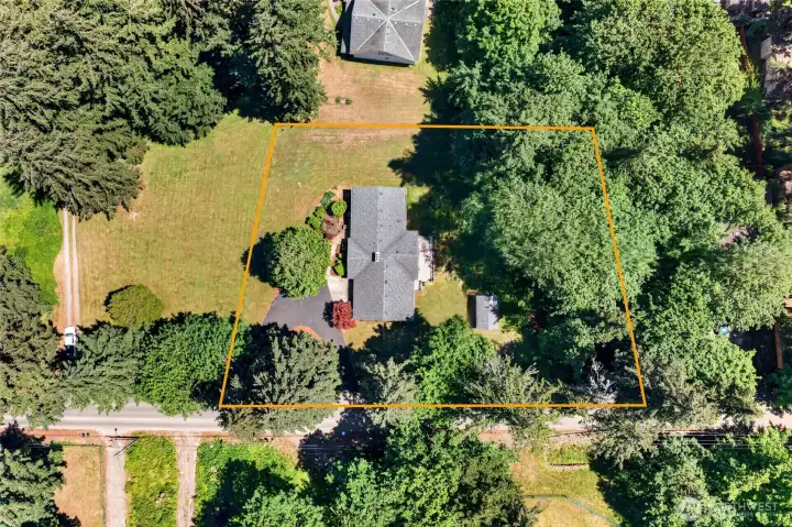 Property lines are approximate and shown for illustrative purposes only to highlight the lot size and location. Property lines are approximate and shown for illustrative purposes only to highlight the lot size and location.