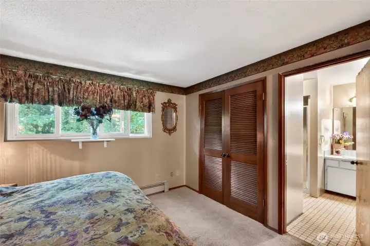 Attached Primary bath offers private amenities. Attached Primary bath offers private amenities.