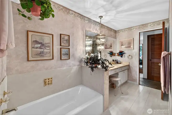 Full guest bathroom on main floor. Full guest bathroom on main floor.