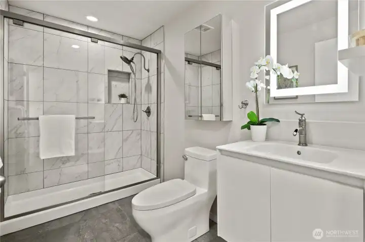 Smart layout—second bathroom with shower and tub placed between the two smaller bedrooms
