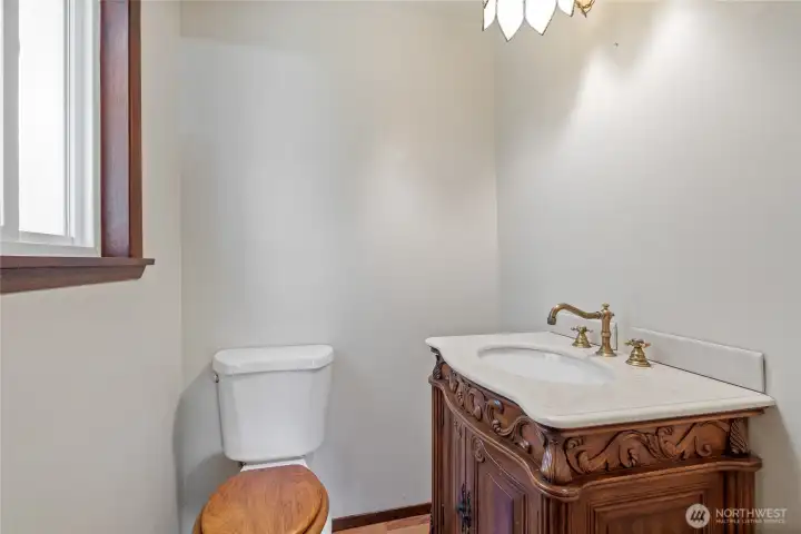 Primary has ensuite powder room Primary has ensuite powder room