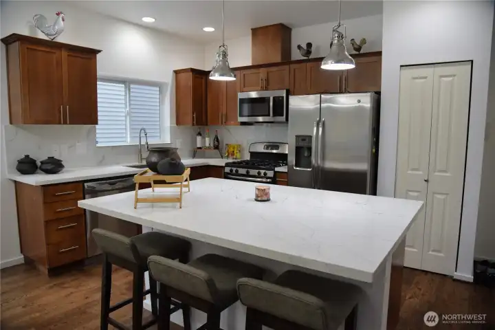 Kitchen with oversized quartz kitchen island Kitchen with oversized quartz kitchen island