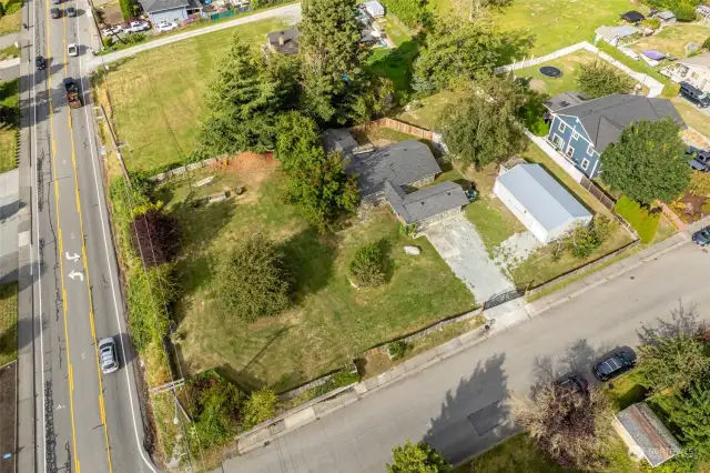 The home is completely fenced with a wrought iron gate at the driveway and placed well back on the corner of Austin Ln and N Laventure.  Easy access to Downtown, the Community College and the YMCA.  Only 5 minutes to I-5!