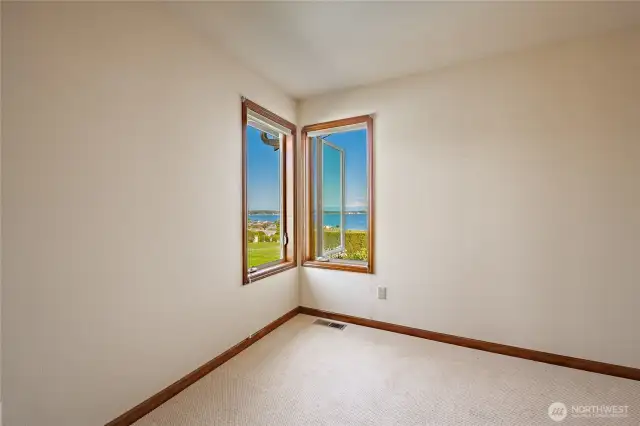 Full bath between the 2 bedrooms