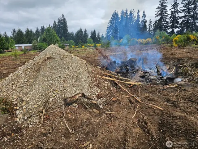 Gravelly soil structure under the 2/3 feet of topsoil