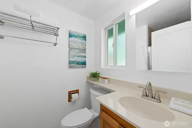 3/4 primary bath, shower to the left.