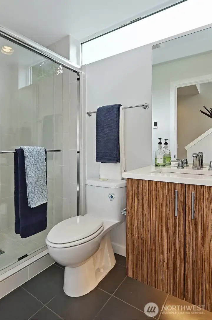 Full bathroom between the 2nd floor bedrooms