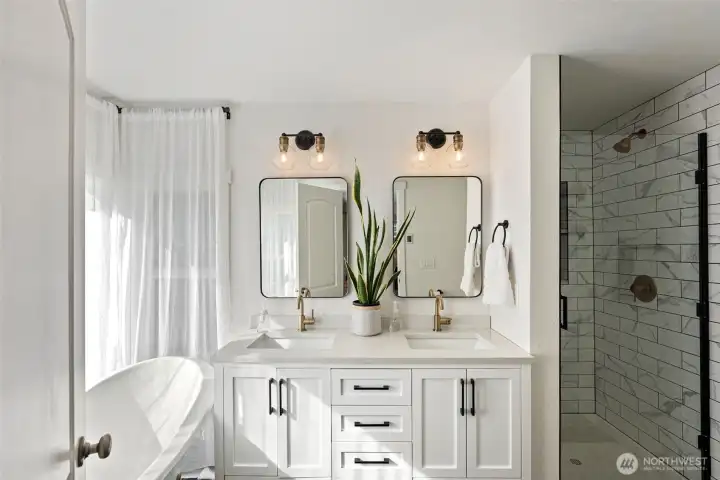 5-Piece primary bedroom ensuite.