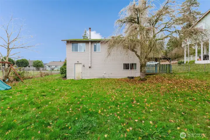 Large fully fenced back yard, a blank slate to make it your own!