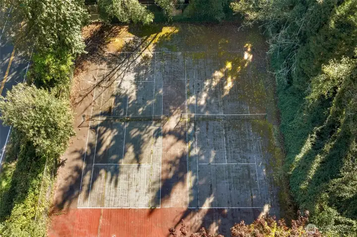 On-site tennis courts.