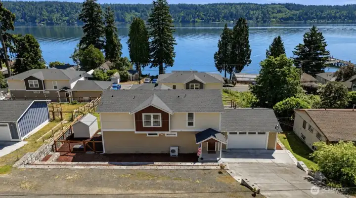Modern luxury meets iconic Pacific Northwest views in this exceptional 2021-built Illahee home! Modern luxury meets iconic Pacific Northwest views in this exceptional 2021-built Illahee home!