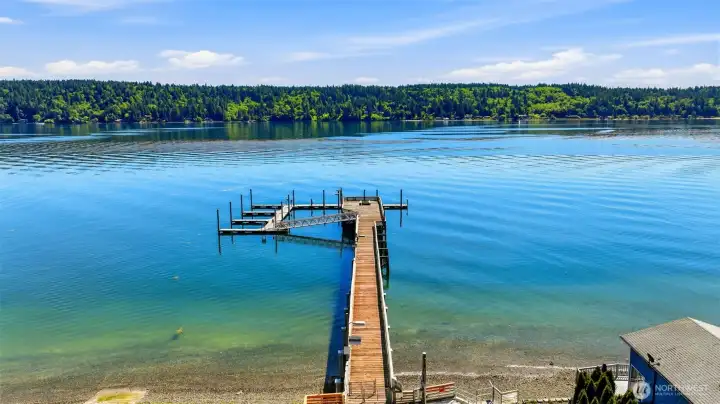 Less than a 2 minute stroll to the Public boat launch and dock! Less than a 2 minute stroll to the Public boat launch and dock!