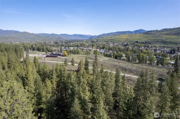 Prime location positioned between Methow Trails headquarters to the north and the Cascade Meadows North neighborhood to the south.