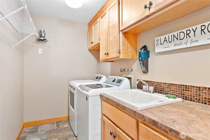 Large utility room, washer/dryer included