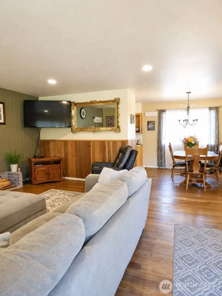 Living/Dining off Kitchen Living/Dining off Kitchen