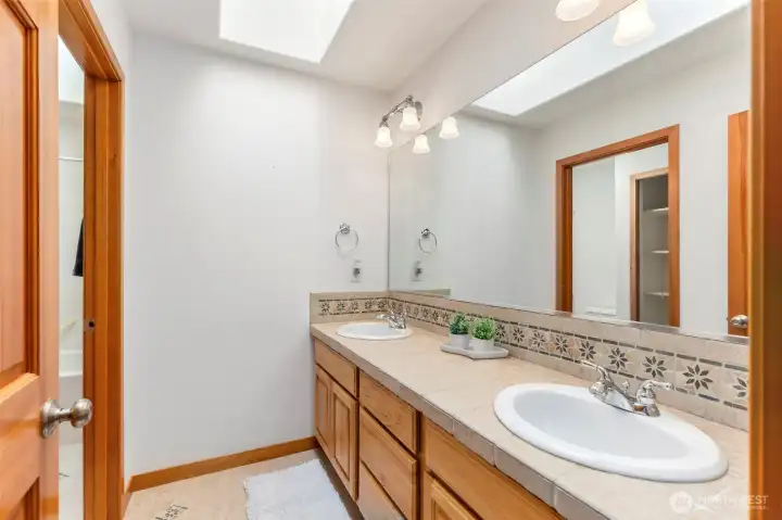 Second level full bath with skylights. Second level full bath with skylights.
