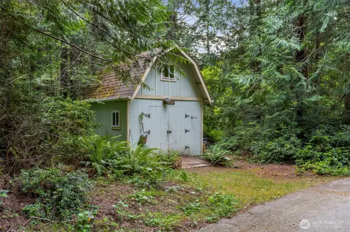 Garden shed as you enter the property. Garden shed as you enter the property.