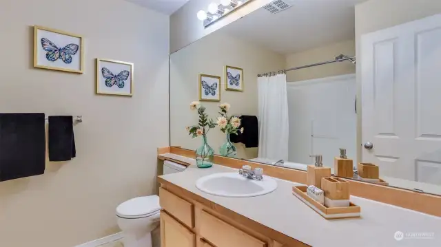 Spacious primary full bath en suite with tons of counter space.
