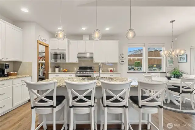 Dining area to the right side of the kitchen