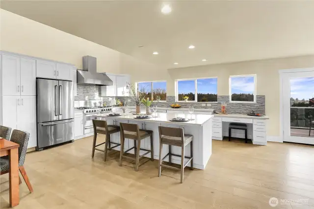 Kitchen w/Large Island