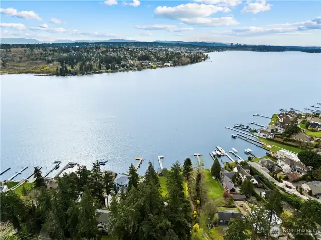 5-7 minutes to downtown Kirkland’s eclectic shops and restaurants and I-405
