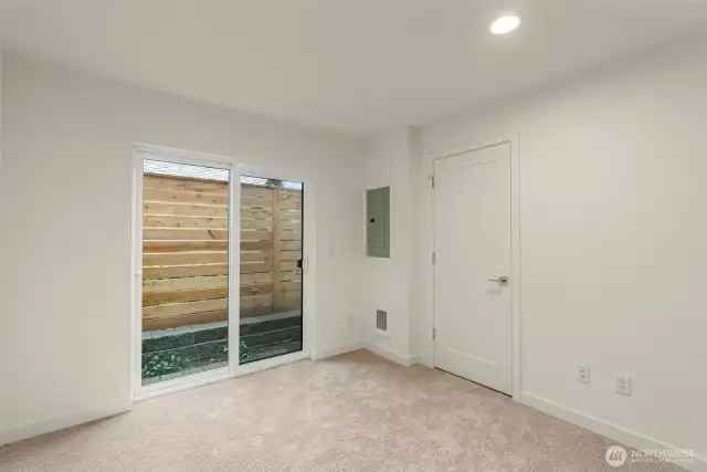 Lower-level flex space with outdoor access? Yes, please. Whether it’s a guest suite, or home office, you’ve got options here.
