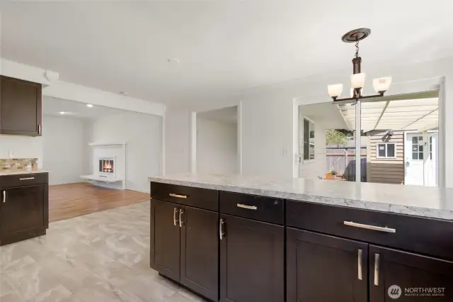 Ample cabinets with pullout shelving