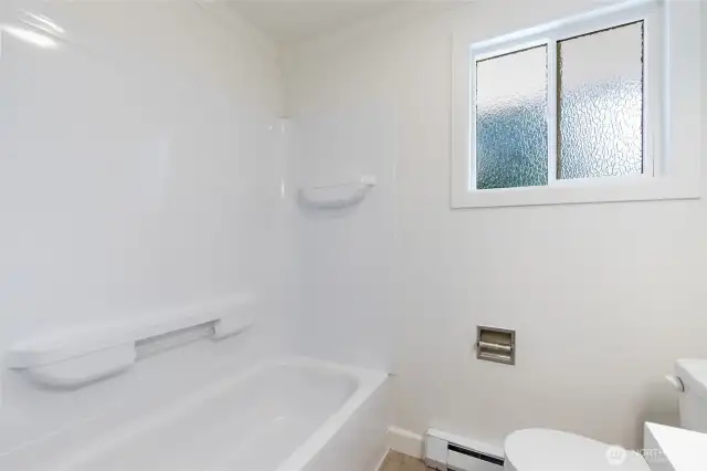 Bath tub with linen closet