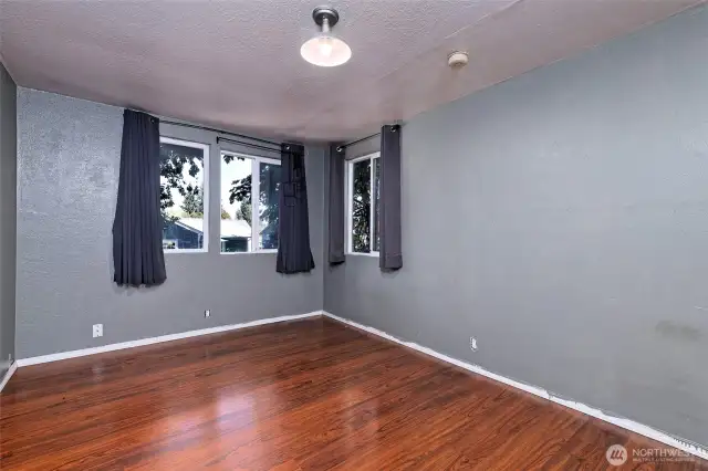 Another mid-floor bedroom.