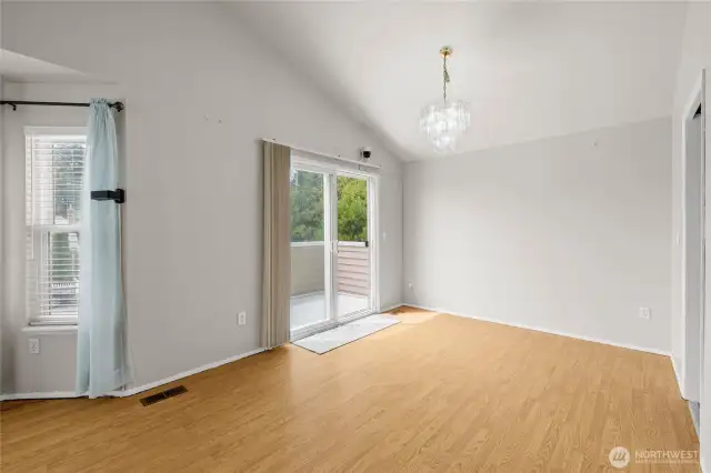 Slider off dining area for easy indoor-outdoor living.