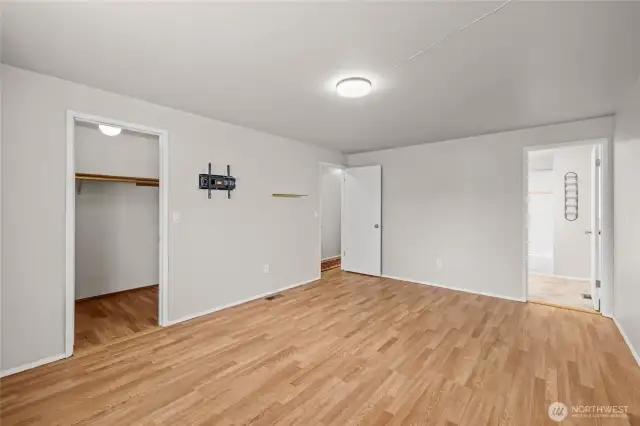 Main floor primary suite with walk-in closet & en-Suite bath.