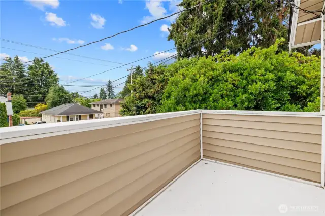 Large outdoor deck, perfect for entertaining!