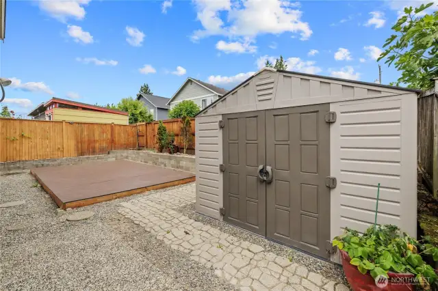 Effortless outdoor space with a sleek shed for all your essentials