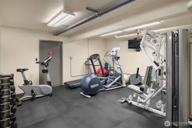 Gym of the perfect size on the 2nd floor, with all the weights and equipment you need, as well as a tv!