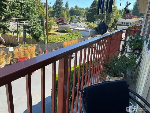 Lotsa room for plants on deck.