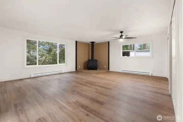 Large Rec Room (could be made into a huge 4th bedroom)