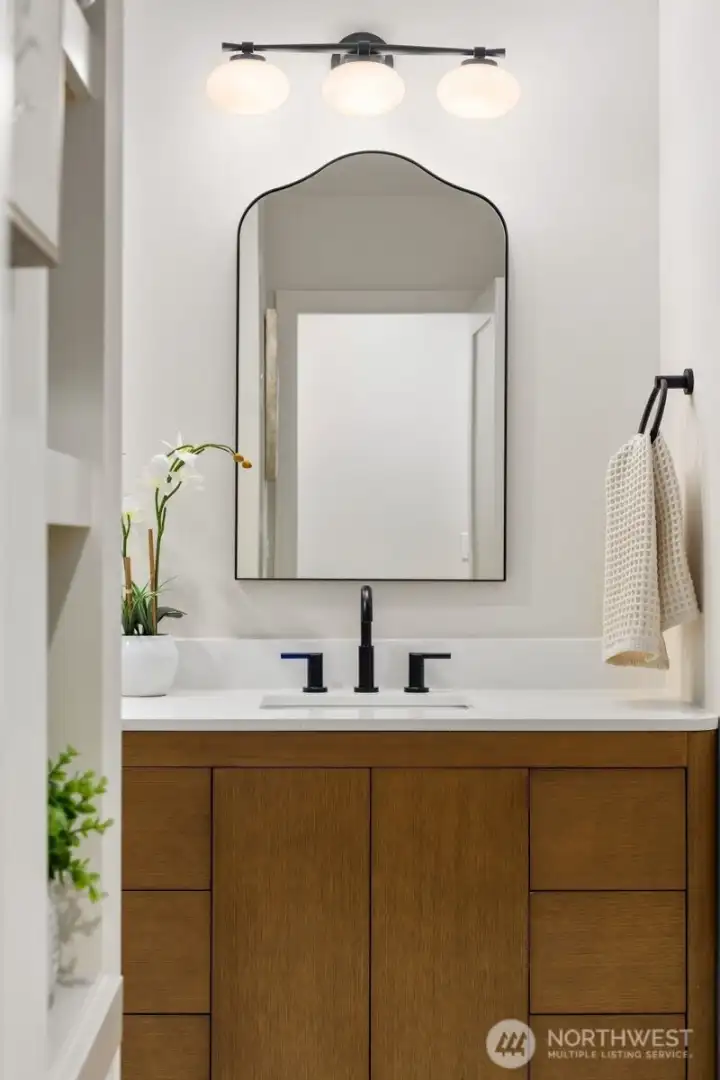 Primary Vanity En-Suite Bath