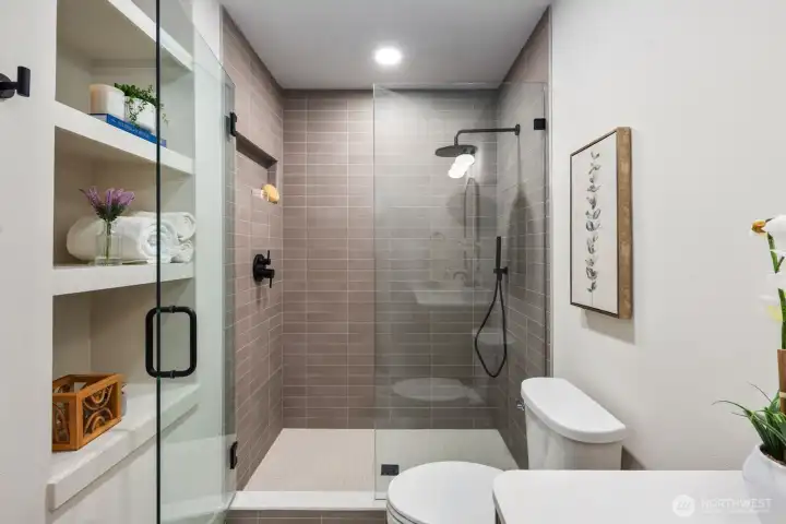 Primary Bath Built In Shelving