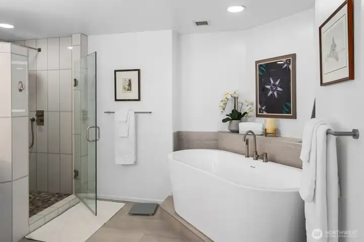 Updated en-suite bath with modern finishes and clean design.